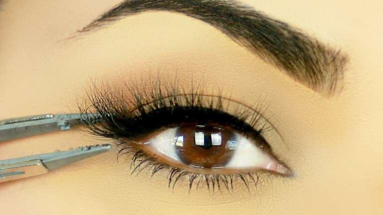 Simple Steps to Effortlessly Apply False Eyelashes – Try This!