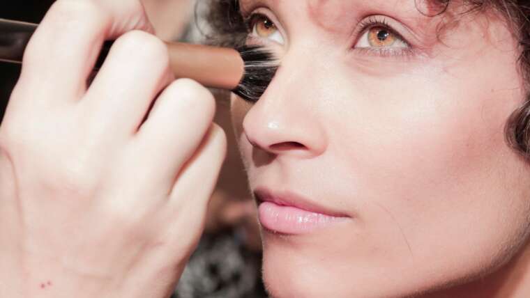 Unlock the Secrets of Flawless Makeup: Expert Tips and Tricks for Perfecting Your Look