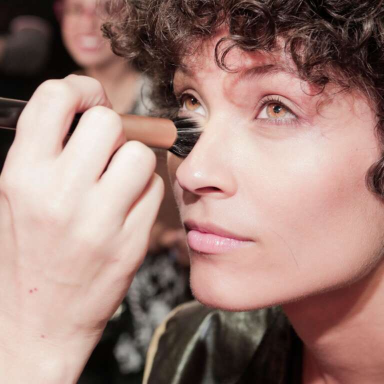 Unlock the Secrets of Flawless Makeup: Expert Tips and Tricks for Perfecting Your Look